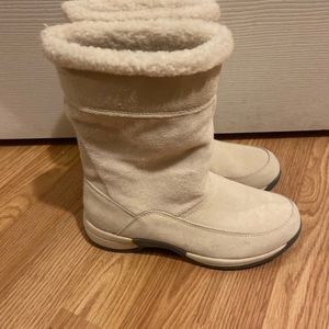 Cream waterproof sporto boots size 6.5